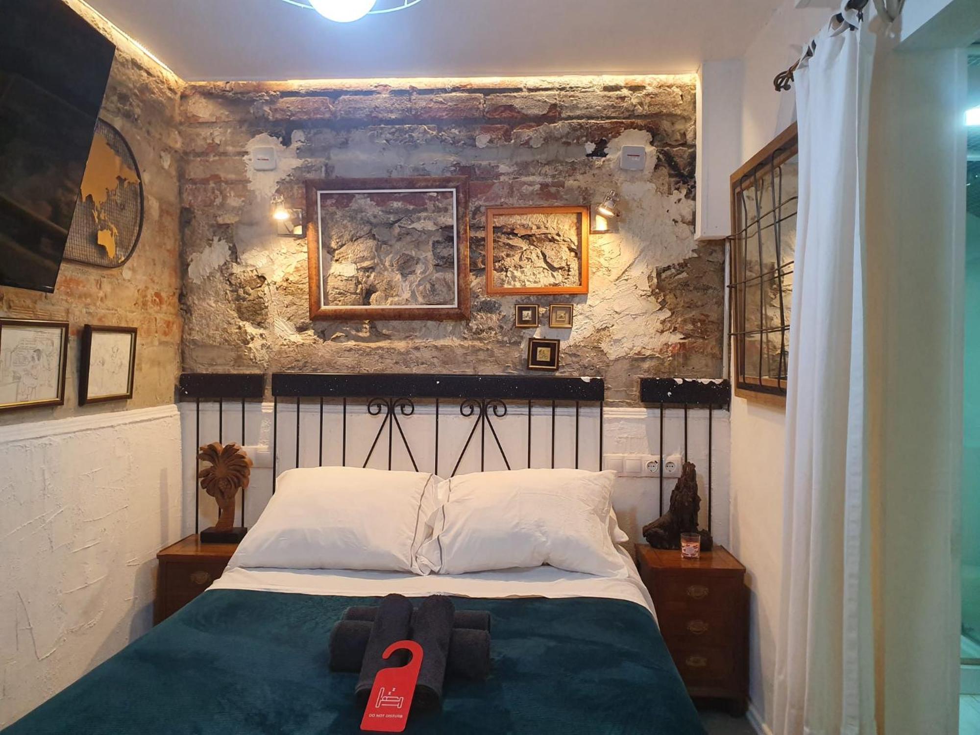 Studio Or Rooms With Private Bathroom Or Rooms With Shared Bathroom Barcelona Eksteriør billede